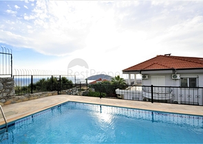 اطلالة بحر وقلعة  فيلا مع مسبح خاص في الانيا 