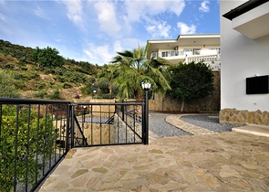 اطلالة بحر وقلعة  فيلا مع مسبح خاص في الانيا 