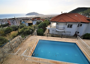 اطلالة بحر وقلعة  فيلا مع مسبح خاص في الانيا 