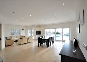 اطلالة بحر وقلعة  فيلا مع مسبح خاص في الانيا 