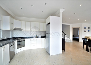 اطلالة بحر وقلعة  فيلا مع مسبح خاص في الانيا 