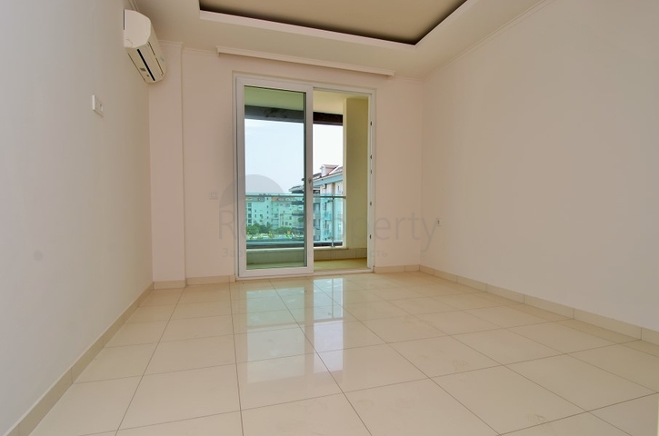 شقة على البحر مباشرة ً في الانيا / كاستل 