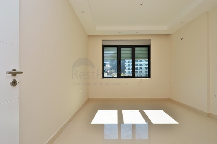 شقة عائلية تصميم ثلاث غرف وصالة - اطلالة بحر - ضمن مجمع مميز في الانيا 