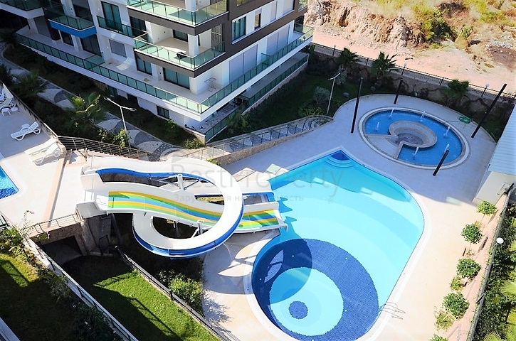 شقة عائلية تصميم ثلاث غرف وصالة - اطلالة بحر - ضمن مجمع مميز في الانيا 