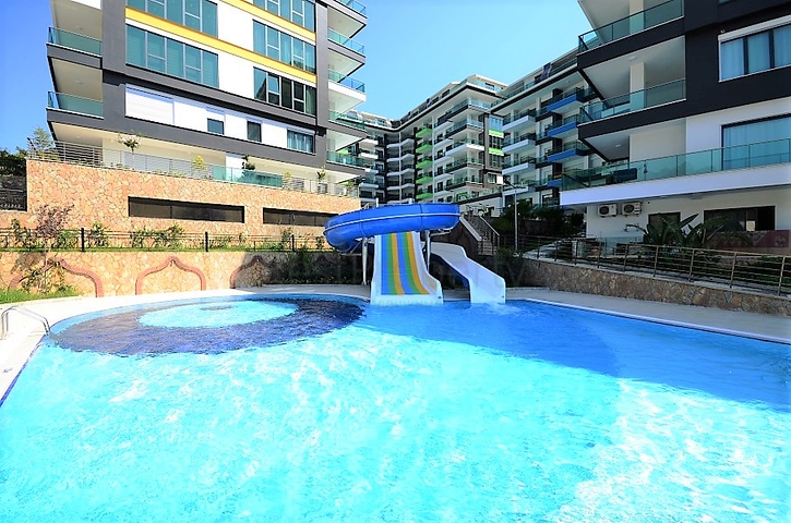 شقة عائلية تصميم ثلاث غرف وصالة - اطلالة بحر - ضمن مجمع مميز في الانيا 