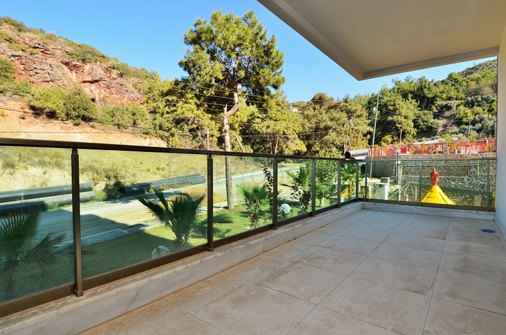 شقة عائلية تصميم ثلاث غرف وصالة - اطلالة بحر - ضمن مجمع مميز في الانيا 