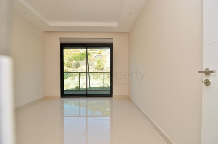 شقة عائلية تصميم ثلاث غرف وصالة - اطلالة بحر - ضمن مجمع مميز في الانيا 