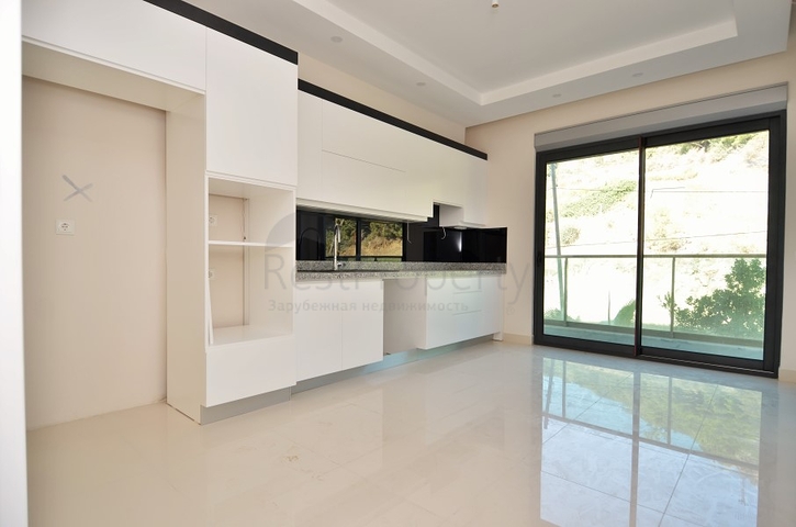 شقة عائلية تصميم ثلاث غرف وصالة - اطلالة بحر - ضمن مجمع مميز في الانيا 