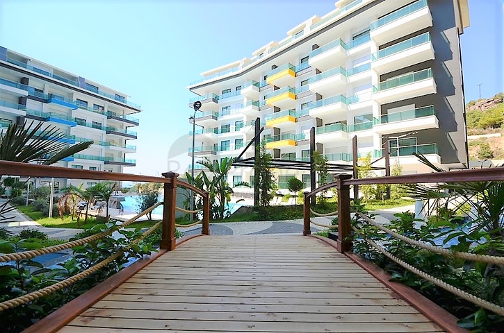 شقة عائلية تصميم ثلاث غرف وصالة - اطلالة بحر - ضمن مجمع مميز في الانيا 