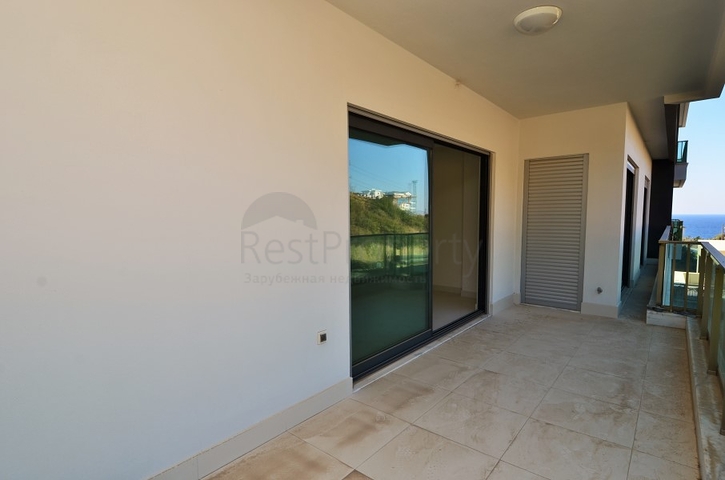 شقة عائلية تصميم ثلاث غرف وصالة - اطلالة بحر - ضمن مجمع مميز في الانيا 