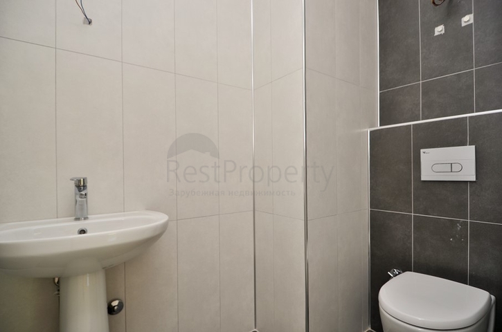 شقة عائلية تصميم ثلاث غرف وصالة - اطلالة بحر - ضمن مجمع مميز في الانيا 