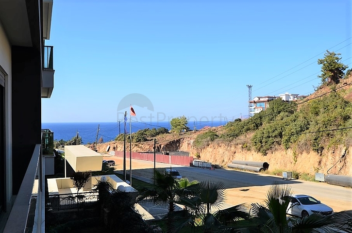 شقة عائلية تصميم ثلاث غرف وصالة - اطلالة بحر - ضمن مجمع مميز في الانيا 