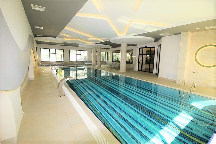 شقة عائلية تصميم ثلاث غرف وصالة - اطلالة بحر - ضمن مجمع مميز في الانيا 