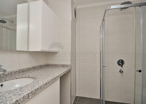 شقة عائلية تصميم ثلاث غرف وصالة - اطلالة بحر - ضمن مجمع مميز في الانيا 