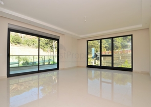 شقة عائلية تصميم ثلاث غرف وصالة - اطلالة بحر - ضمن مجمع مميز في الانيا 