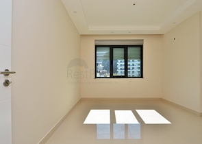 شقة عائلية تصميم ثلاث غرف وصالة - اطلالة بحر - ضمن مجمع مميز في الانيا 