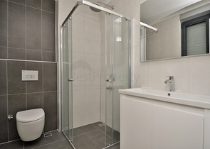 شقة عائلية تصميم ثلاث غرف وصالة - اطلالة بحر - ضمن مجمع مميز في الانيا 