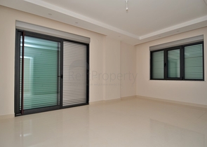 شقة عائلية تصميم ثلاث غرف وصالة - اطلالة بحر - ضمن مجمع مميز في الانيا 