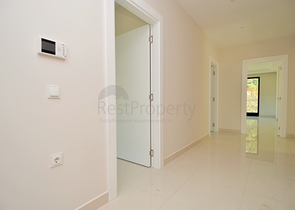 شقة عائلية تصميم ثلاث غرف وصالة - اطلالة بحر - ضمن مجمع مميز في الانيا 