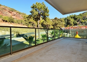 شقة عائلية تصميم ثلاث غرف وصالة - اطلالة بحر - ضمن مجمع مميز في الانيا 