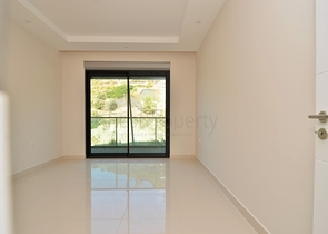 شقة عائلية تصميم ثلاث غرف وصالة - اطلالة بحر - ضمن مجمع مميز في الانيا 