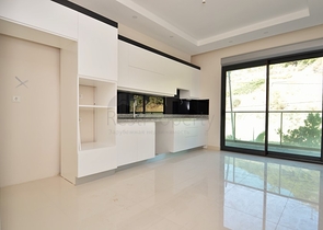 شقة عائلية تصميم ثلاث غرف وصالة - اطلالة بحر - ضمن مجمع مميز في الانيا 