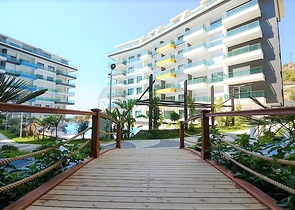 شقة عائلية تصميم ثلاث غرف وصالة - اطلالة بحر - ضمن مجمع مميز في الانيا 