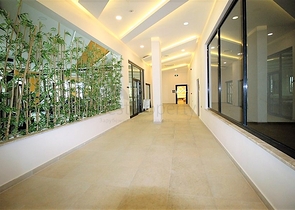 شقة عائلية تصميم ثلاث غرف وصالة - اطلالة بحر - ضمن مجمع مميز في الانيا 