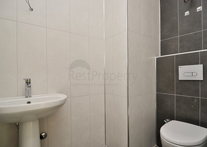 شقة عائلية تصميم ثلاث غرف وصالة - اطلالة بحر - ضمن مجمع مميز في الانيا 