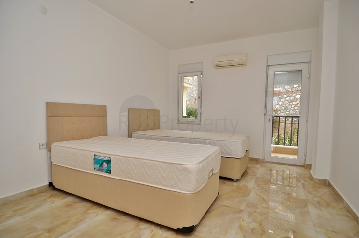 فيلا في الانيا / كاركي جاك