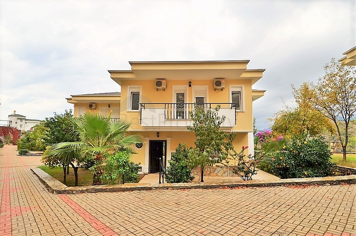 فيلا في الانيا / كاركي جاك