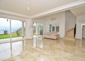 فيلا في الانيا / كاركي جاك