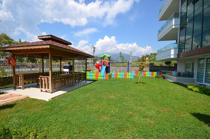 شقق بمساحات مختلفة على ضفاف النهر في كيستيل / ألانيا 