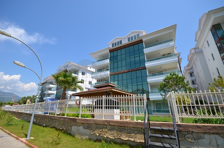 شقق بمساحات مختلفة على ضفاف النهر في كيستيل / ألانيا 