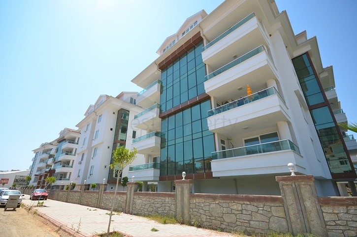 شقق بمساحات مختلفة على ضفاف النهر في كيستيل / ألانيا 