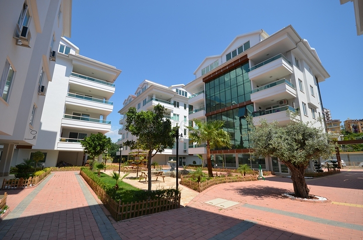 شقق بمساحات مختلفة على ضفاف النهر في كيستيل / ألانيا 