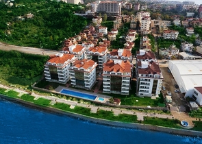 شقق بمساحات مختلفة على ضفاف النهر في كيستيل / ألانيا 