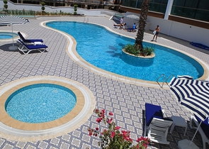 شقق بمساحات مختلفة في أوبا على البحر مباشرة ً