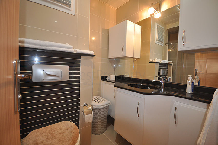 شقة مفروشة على الخط الأول لشاطئ البحر