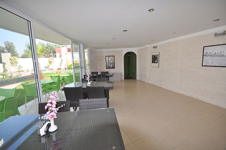 شقة مفروشة على الخط الأول لشاطئ البحر