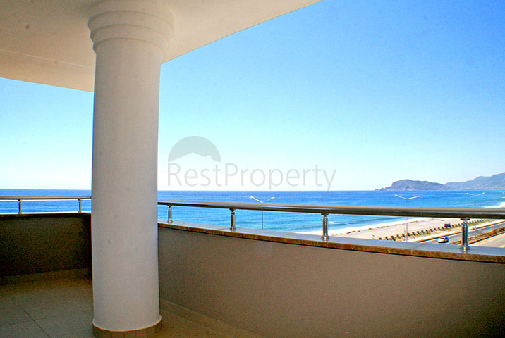 شقة مفروشة على الخط الأول لشاطئ البحر