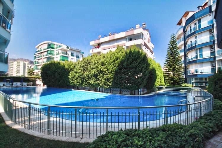 بنتهاوس 3 + 1 مع اثاث في مجمع 800 م عن البحر