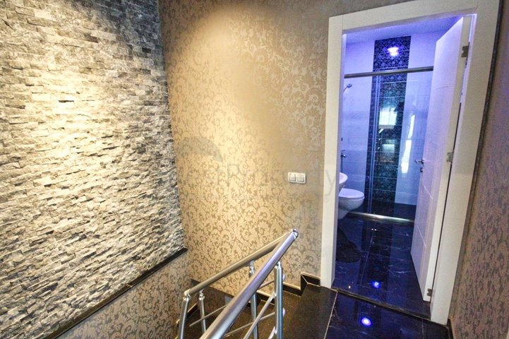 بنتهاوس 3 + 1 مع اثاث في مجمع 800 م عن البحر