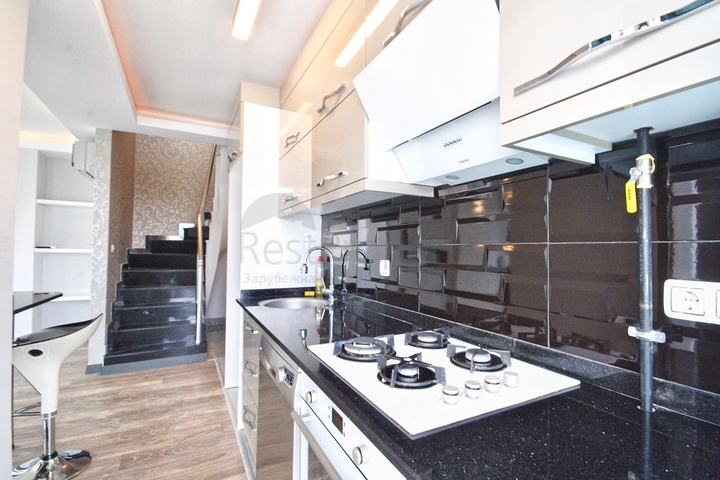 بنتهاوس 3 + 1 مع اثاث في مجمع 800 م عن البحر