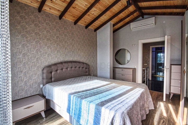 بنتهاوس 3 + 1 مع اثاث في مجمع 800 م عن البحر