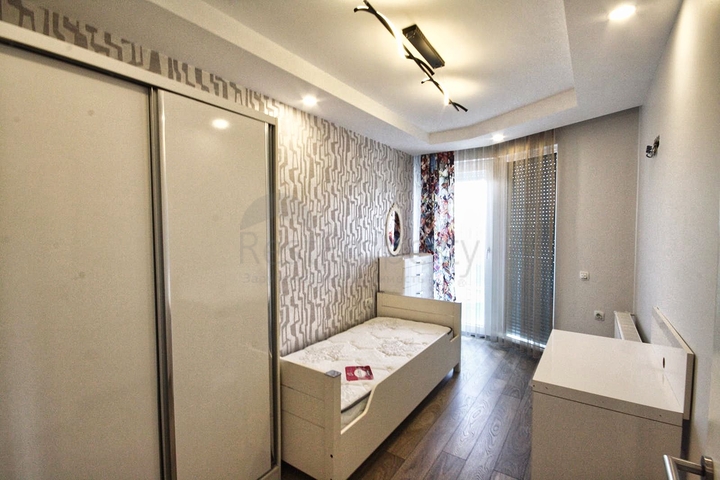 بنتهاوس 3 + 1 مع اثاث في مجمع 800 م عن البحر