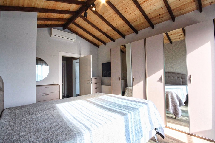 بنتهاوس 3 + 1 مع اثاث في مجمع 800 م عن البحر