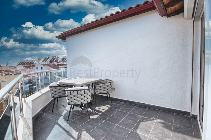 بنتهاوس 3 + 1 مع اثاث في مجمع 800 م عن البحر