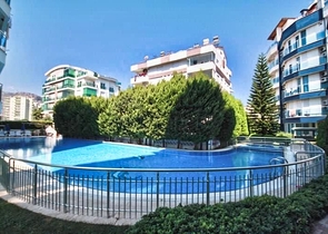 بنتهاوس 3 + 1 مع اثاث في مجمع 800 م عن البحر