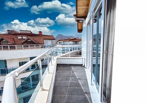 بنتهاوس 3 + 1 مع اثاث في مجمع 800 م عن البحر